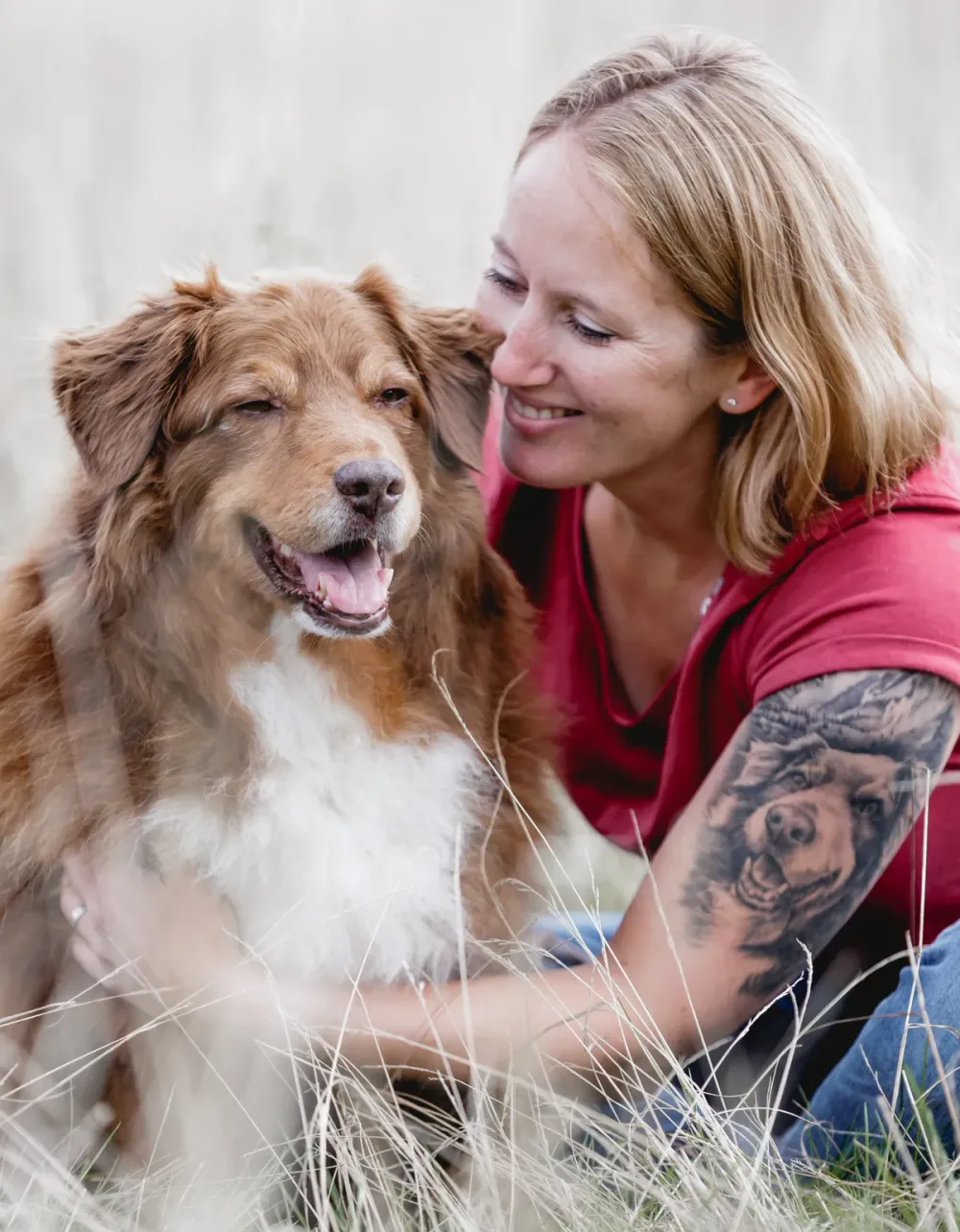 Tina Weiser bei der Behandlung eines Hundes in ihrer Praxis in Pellingen